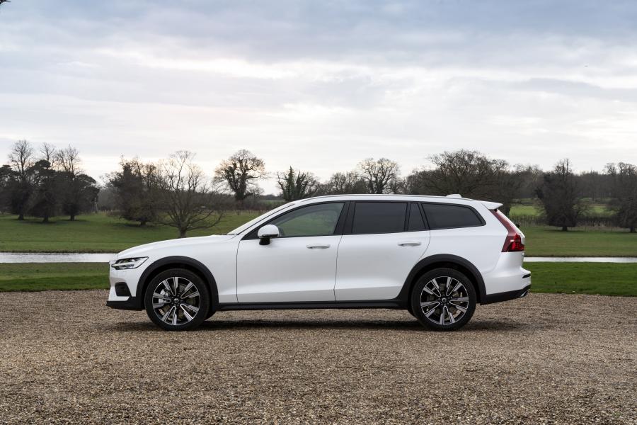  Volvo V60 D4 Cross Country 2019 года  (UK) (фото 33 из 43)